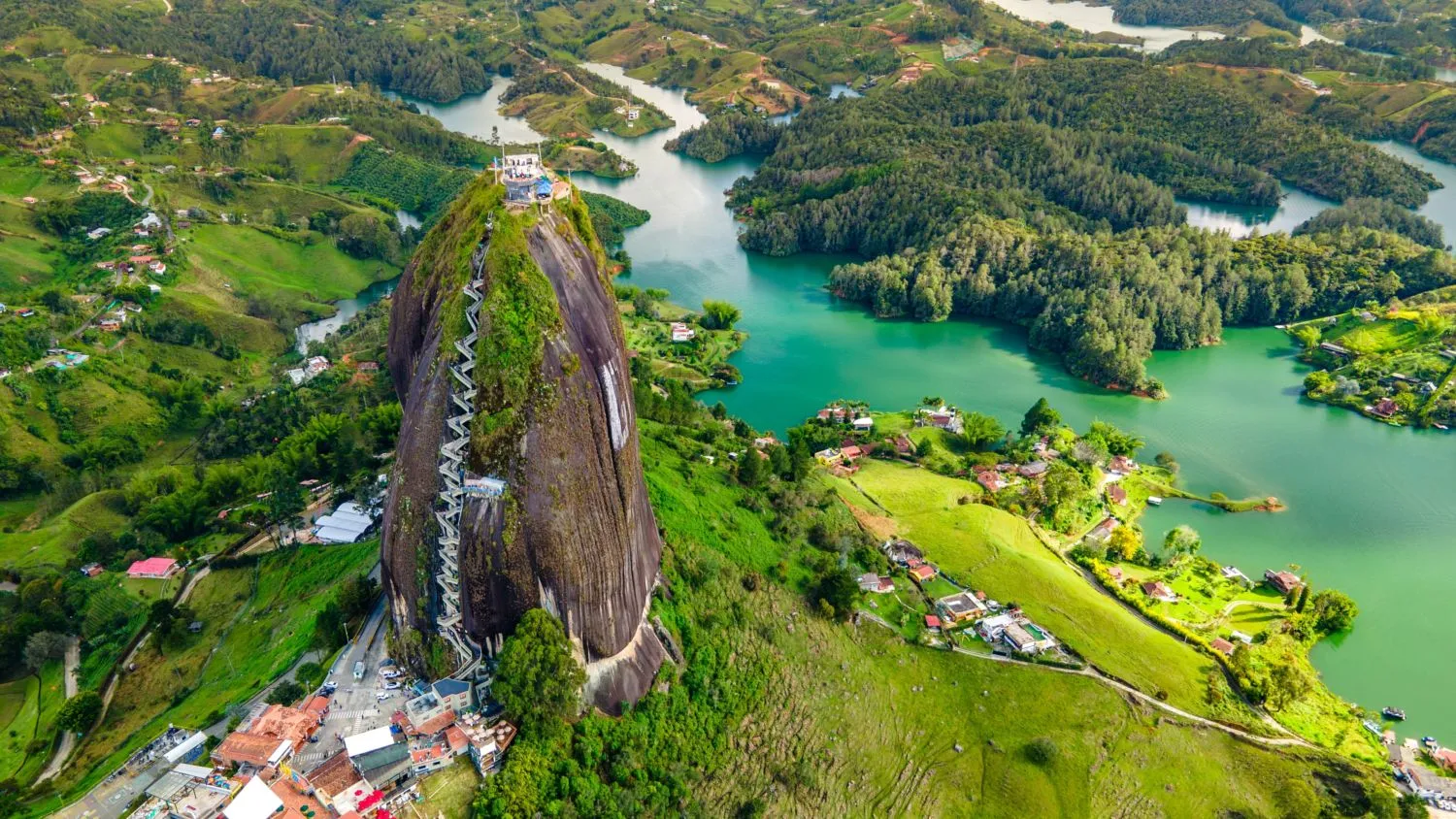 Tour Privado vs Tour en Grupo desde Medellín: ¿Cuál Elegir?