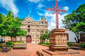 Qué Llevar a un Tour desde Medellín: Lista Completa por Destino